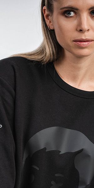 Frau in T-Shirt von Hochburg Design